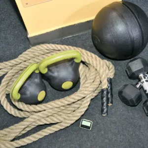 Trainingsequipment mit Tau, Kettlebell, Kurzhantel und Ball