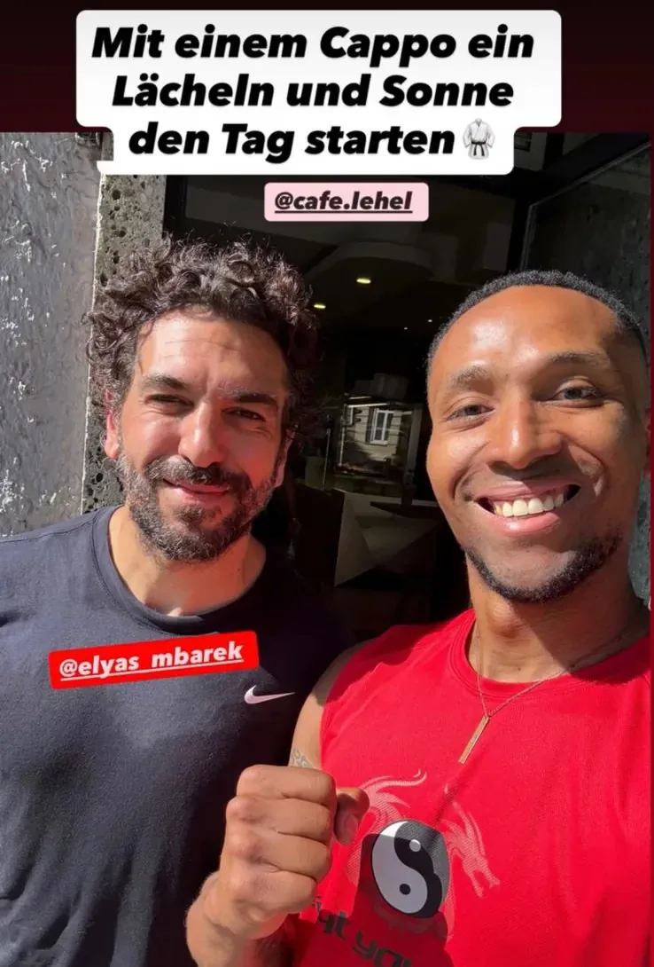 Coach Arnold neben Schauspieler Elyas M Barek vor dem Cafe Lehel