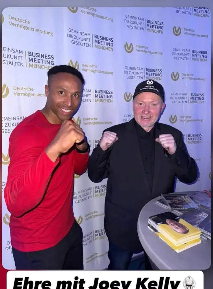 Coach Arnold neben Extremsportler Joey Kelly beim Business Meeting in Muenchen